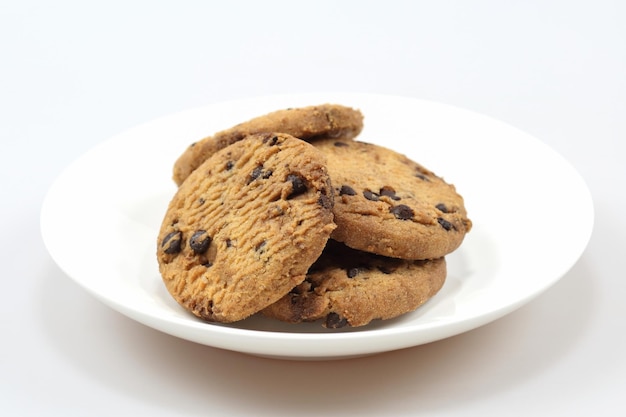 Chocoladeschilferkoekjes geïsoleerd op een witte achtergrond. Zoete koekjes. Zelfgemaakt gebak.