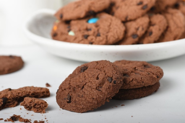 chocoladeschilferkoekjes geïsoleerde witte achtergrond