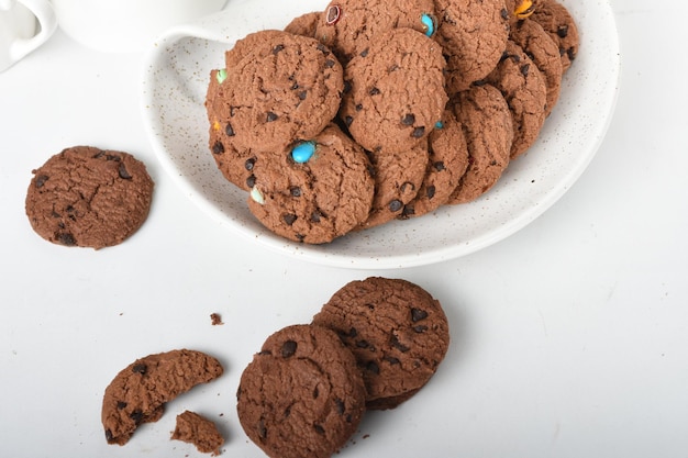 chocoladeschilferkoekjes geïsoleerde witte achtergrond