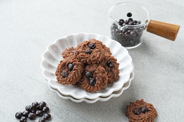 Chocoladeschilferkoekjes geserveerd op een snijplank van dichtbij Populair om Eid al Fitr . te vieren