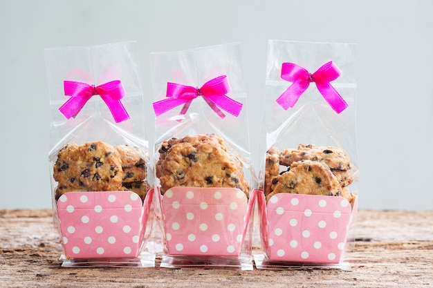 Chocoladeschilferkoekjes in plastic zakverpakking.