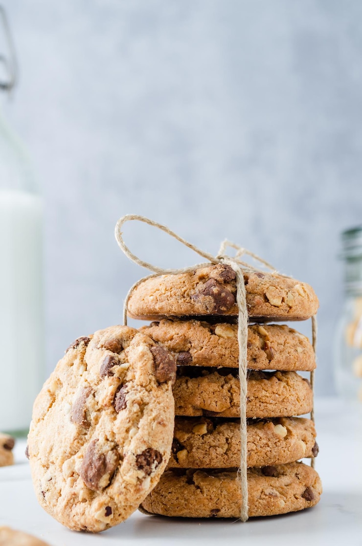 Foto chocoladeschilferkoekjes met melk op marmer