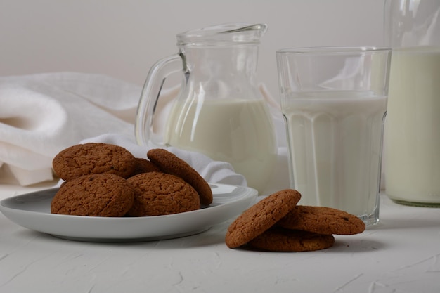 Chocoladeschilferkoekjes met melk op witte achtergrond