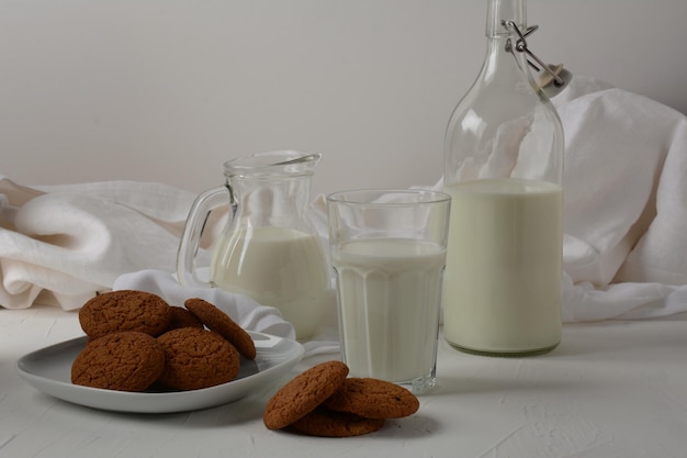 Chocoladeschilferkoekjes met melk op witte achtergrond