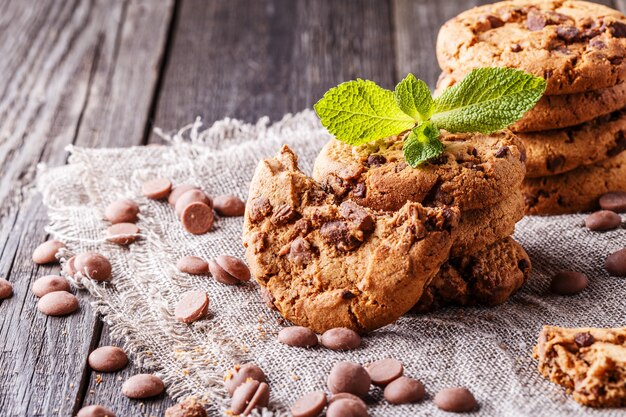 Chocoladeschilferkoekjes met munt en chocoladedruppels, selectieve focus.