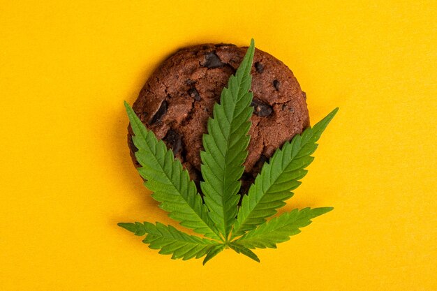 Chocoladeschilferkoekjes met THC en cannabisblad.