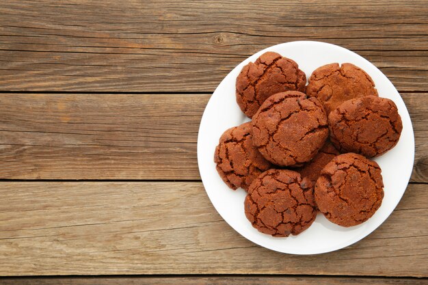 Chocoladeschilferkoekjes op een plaat