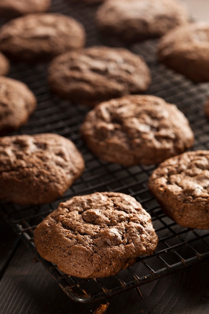 Chocoladeschilferkoekjes op een plaat