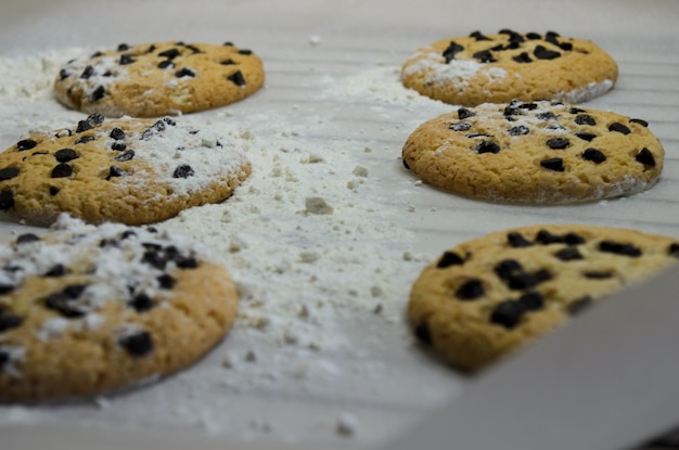 Foto chocoladeschilferkoekjes op een plaat