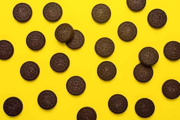 Chocoladeschilferkoekjes op geel