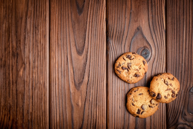 Chocoladeschilferkoekjes op houten