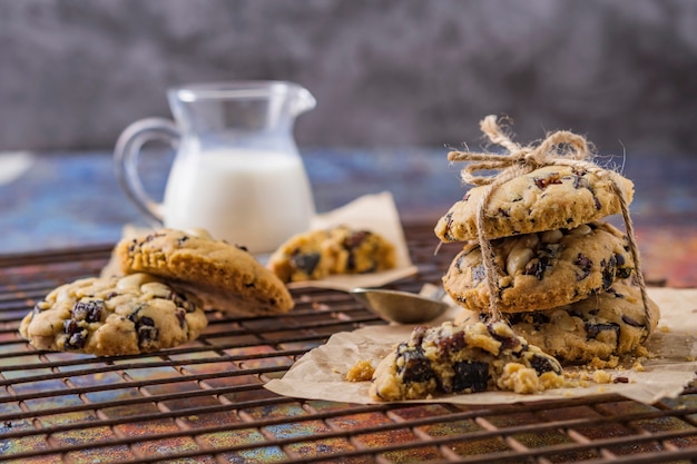 Chocoladeschilferkoekjes op rustieke achtergrond, Eigengemaakt Chocoladeschilferkoekjedeeg.