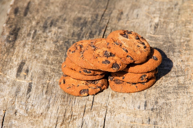 Chocoladeschilferkoekjes op rustieke houten tafel