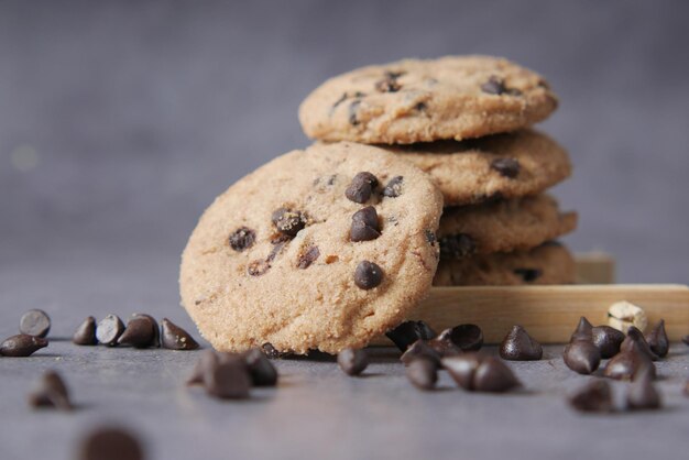 Chocoladeschilferkoekjes op tafel close-up