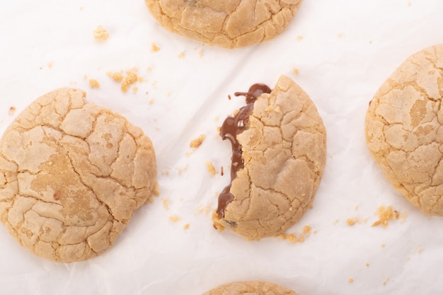 Chocoladeschilferkoekjes op witte achtergrond