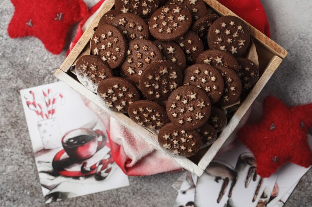 Chocoladeschilferkoekjes van Kerstmis in een doos