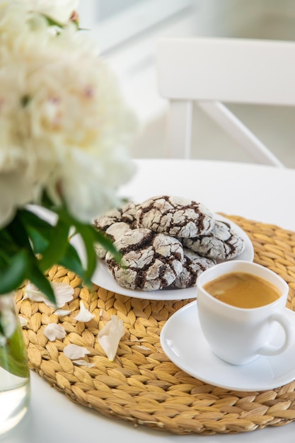 Chocoladeschilferkoekjes voor het ontbijt op tafel Selectieve focus