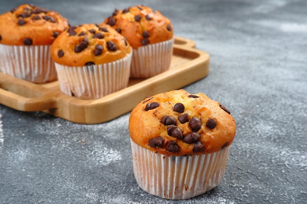 Chocoladeschilfermuffins op grijze achtergrond