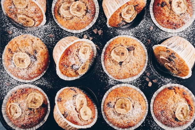 Chocoladeschilfers bananenmuffins op rustieke achtergrond