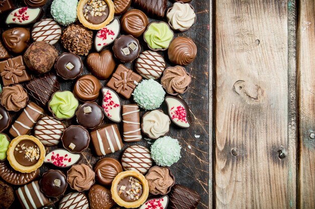 Foto chocoladesnoepjes op een houten bord