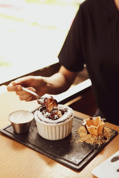 Chocoladesoufflé op tafel