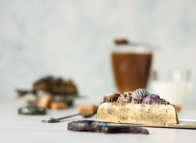 Chocoladestukjes in de vorm van een driehoek of pizza en een glas met koffie. Vintage of retro stijl.