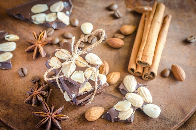 Foto chocoladestukjes met kruiden, kaneel en anijs