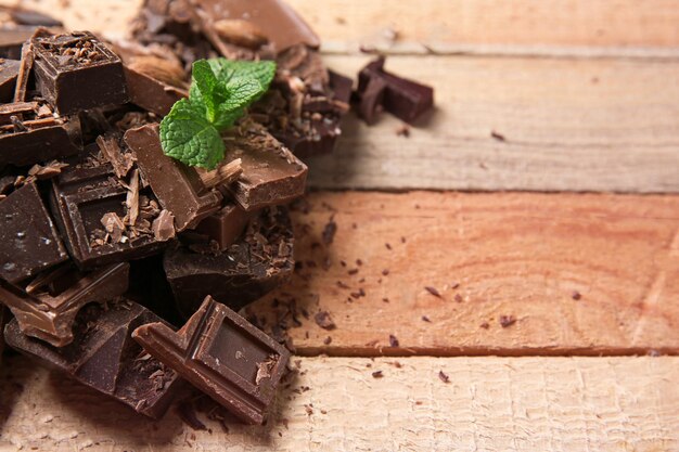 Chocoladestukjes met muntblaadjes op houten achtergrond