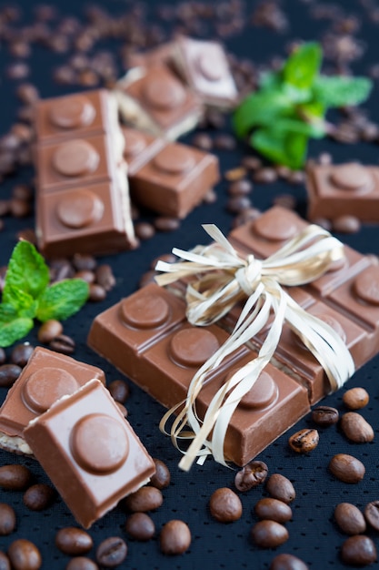 Chocoladestukjes met muntblaadjes op zwarte achtergrond