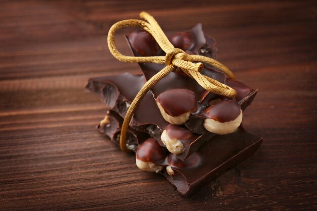 Chocoladestukjes met noten op houten ondergrond