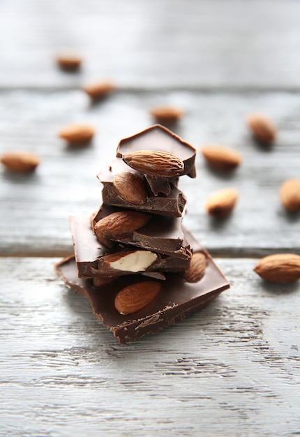 Chocoladestukjes met noten op houten ondergrond