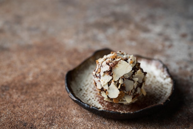 Chocoladesuikergoed Heerlijk dessert Chocoladetruffel in wafelkruimels Macrofotografie van zoet