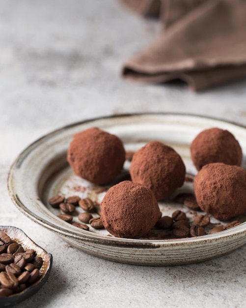 Chocoladesuikergoed Heerlijk dessert op een lichte achtergrond Koffietruffels Macrofotografie