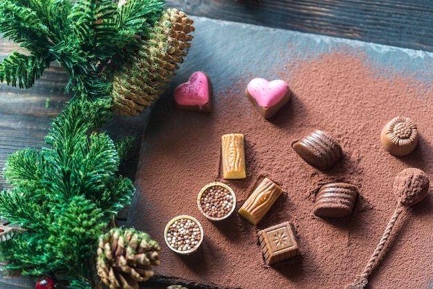 Chocoladesuikergoed met cacao en Kerstboomtak