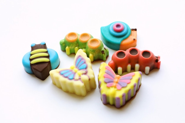 chocoladesuikergoed op een stokje met een prachtige veelkleurige glazuur