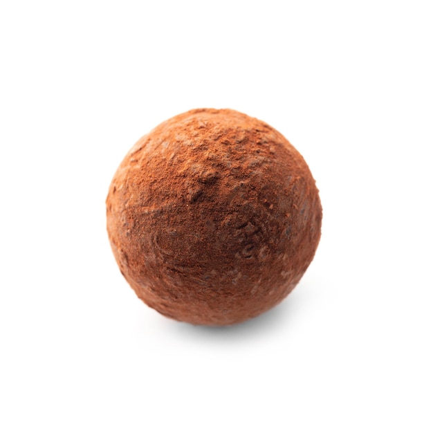 Chocoladesuikergoedtruffel in cacaopoeder op een witte achtergrond