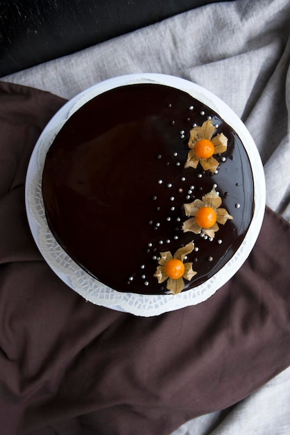 Chocoladetaart gedecoreerd met sinaasappel physalis