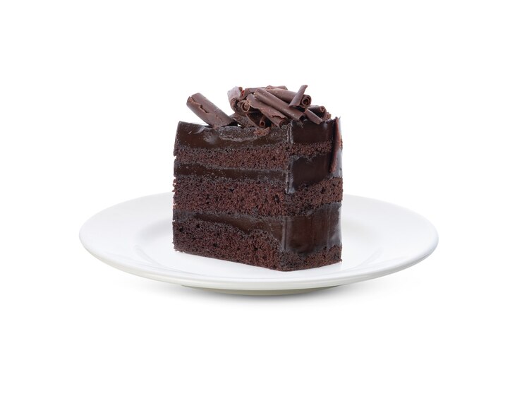 Chocoladetaart geïsoleerd op een witte ondergrond