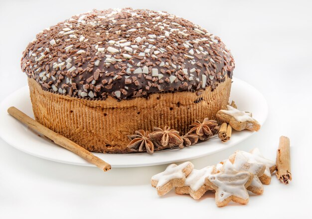 Chocoladetaart geïsoleerd op wit
