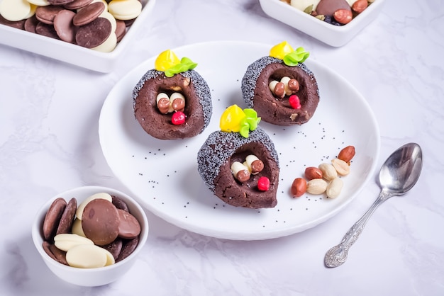 Chocoladetaart in de vorm van egels op een witte plaat