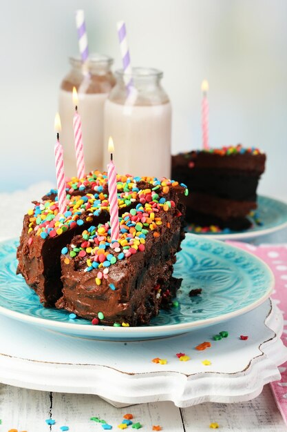 Chocoladetaart met chocolademelk op tafel close-up