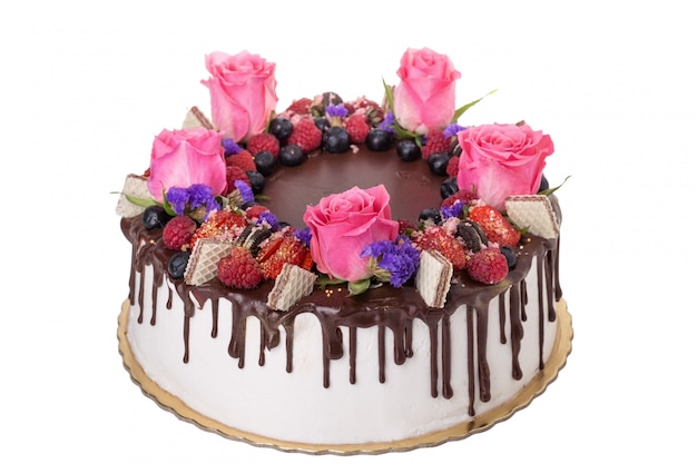 Chocoladetaart met fruit en bloemen.