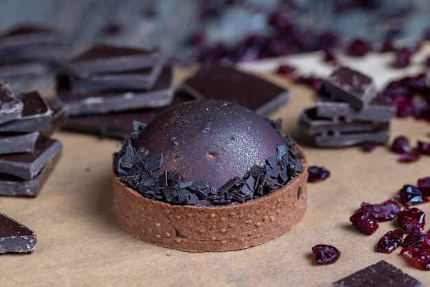 Chocoladetaart met luchtig biscuitgebak en chocoladevulling bestrooid met chocolade een taart op tafel als toetje