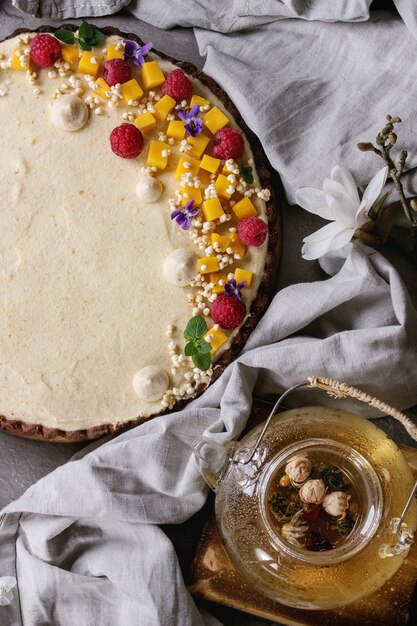 Chocoladetaart met mango en frambozen