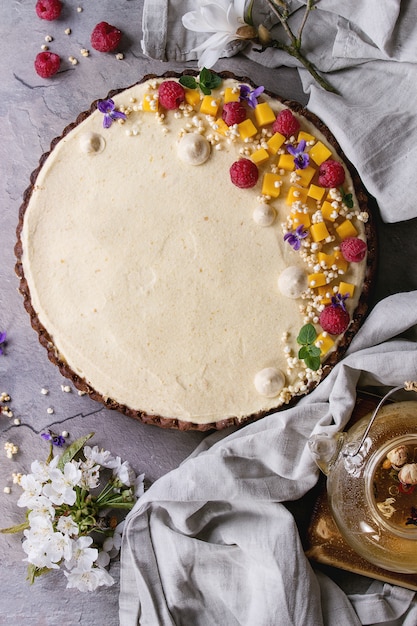 Chocoladetaart met mango en frambozen