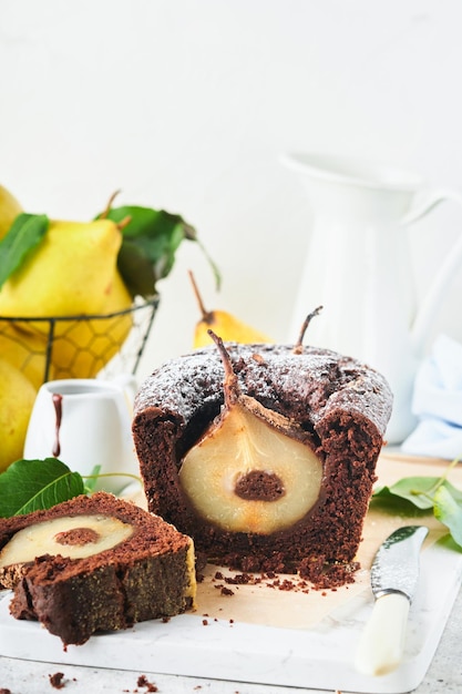 Chocoladetaart met peren binnen gebakken chocolade perentaart of donkere chocolade bundt cake met peer op lichtgrijze tafel thuis thuis koken en bakken recepten concept selectieve focus