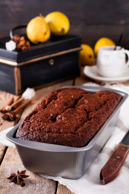 Chocoladetaart met peren en kaneel op oude houten oppervlak. Selectieve aandacht.