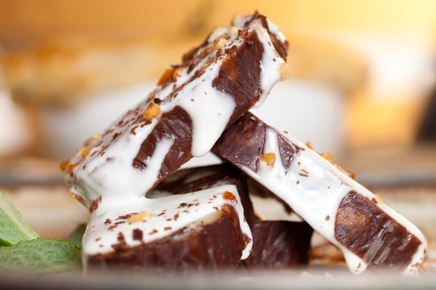 Chocoladetaart met witte en donkere chocolade