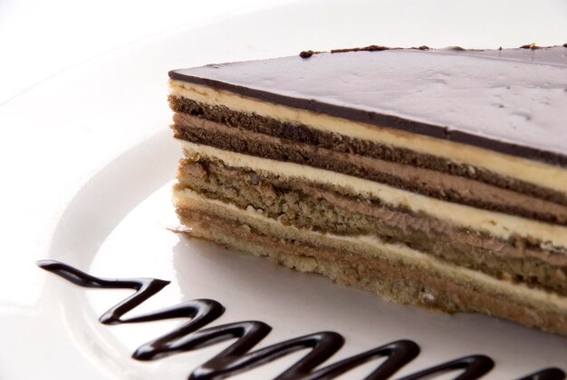 chocoladetaart plakje klassieke franse opera cake geïsoleerd op een witte achtergrond close-up weergave food