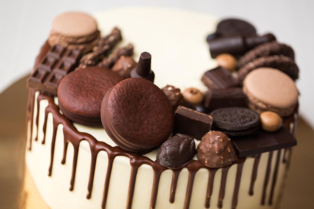 Chocoladetaart voor mannen met chocoladeversieringen en de strepen van chocolade